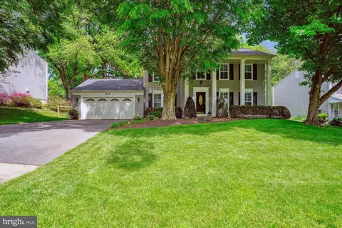Exterior - 924 Pointer Ridge Dr, Gaithersburg, MD 20878 photo 2 of 21