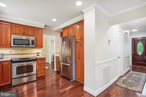 Entry Way - 924 Pointer Ridge Dr, Gaithersburg, MD 20878 photo 4 of 8