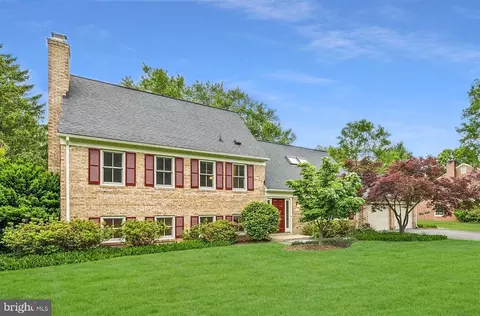 9 Orchard Way S, Potomac, MD 20854