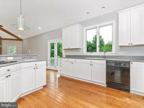 Kitchen - 17400 Ryefield Ct, Dickerson, MD 20842 photo 4 of 5