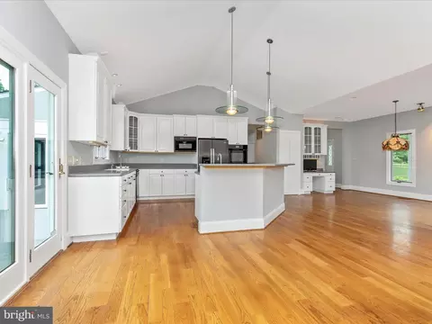 Kitchen - 17400 Ryefield Ct, Dickerson, MD 20842 photo 3 of 5