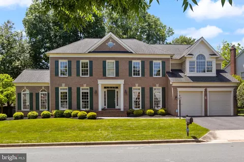 2 Yellow Plum Ct, Rockville, MD 20850