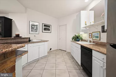 Kitchen - 2108 Sahalea Ter, Silver Spring, MD 20905 photo 6 of 6