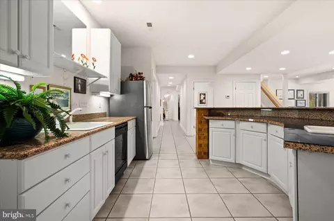 Kitchen - 2108 Sahalea Ter, Silver Spring, MD 20905 photo 5 of 6