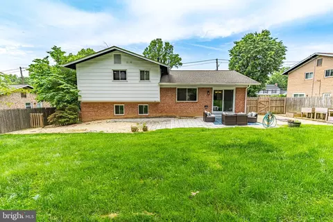 Exterior - 8317 Tuckerman Ln, Potomac, MD 20854 photo 3 of 7