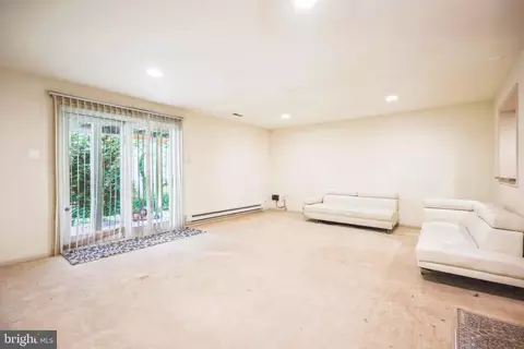 Living - 15103 Hunter Mountain Ln, Silver Spring, MD 20906 photo 4 of 9