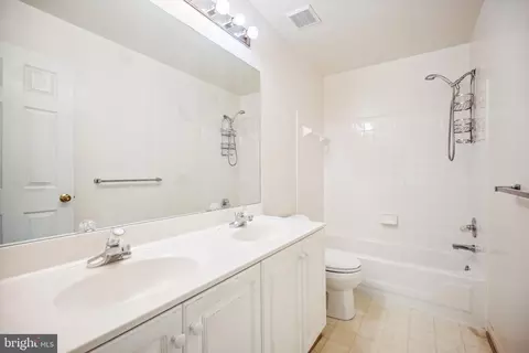 Bath - 15103 Hunter Mountain Ln, Silver Spring, MD 20906 photo 2 of 4