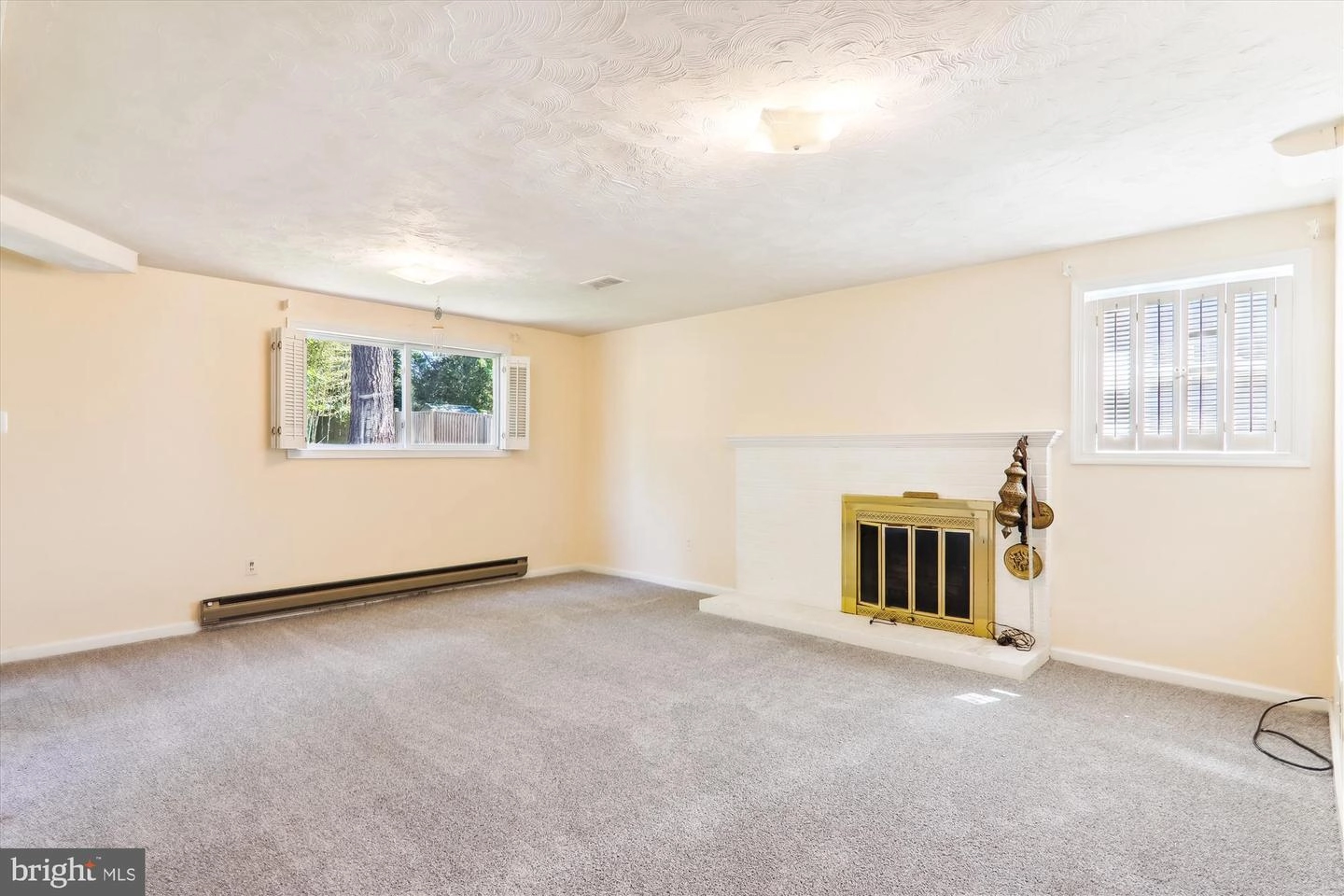 Living - 812 Venice Dr, Silver Spring, MD 20904 photo 3 of 4