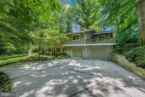 2 Persimmon Ct, Bethesda, MD 20817