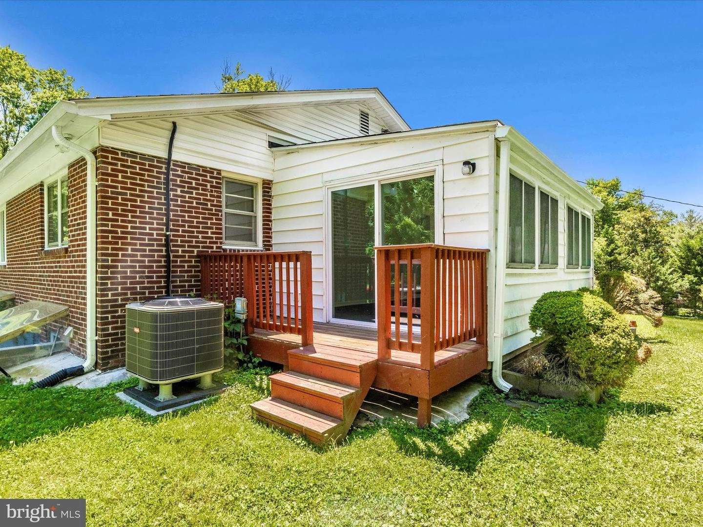 Exterior - 12540 Falls Rd, Potomac, MD 20854 photo 5 of 14