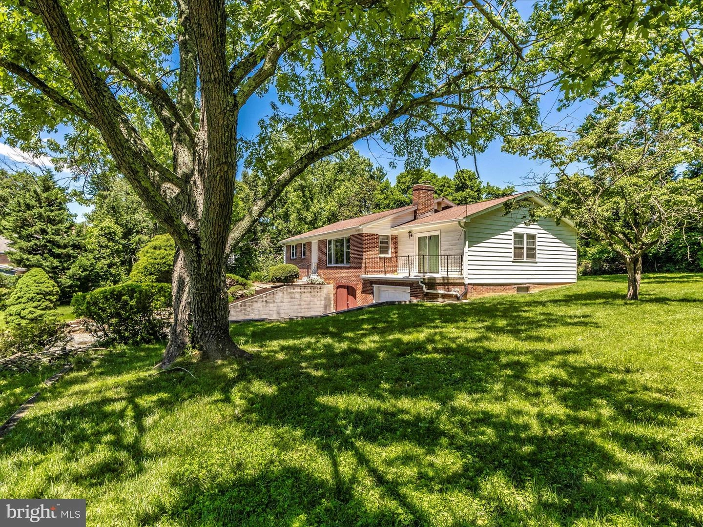 Exterior - 12540 Falls Rd, Potomac, MD 20854 photo 11 of 14