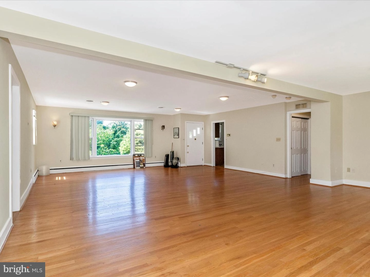 Living - 12540 Falls Rd, Potomac, MD 20854 photo 4 of 9