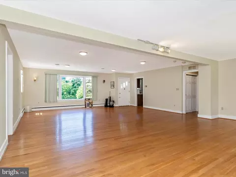 Living - 12540 Falls Rd, Potomac, MD 20854 photo 4 of 9