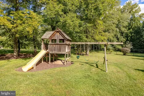 Exterior - 10011 Gary Rd, Potomac, MD 20854 photo 15 of 17