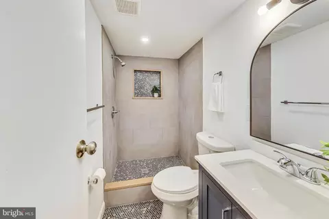 Bath - 10118 Mckenney Ave, Silver Spring, MD 20902 photo 3 of 3