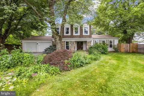 5 Crestview Ct, Potomac, MD 20854