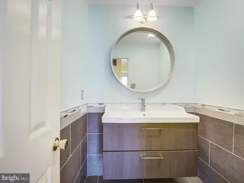Bath - 208 Colesville Manor Dr, Silver Spring, MD 20904 photo 1 of 7