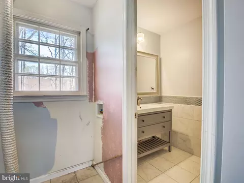 Bath - 208 Colesville Manor Dr, Silver Spring, MD 20904 photo 4 of 7