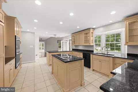 Kitchen - 17017 Spates Hill Rd, Poolesville, MD 20837 photo 3 of 7
