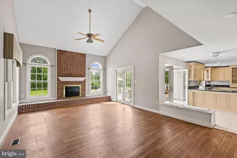 Living - 17017 Spates Hill Rd, Poolesville, MD 20837 photo 4 of 5