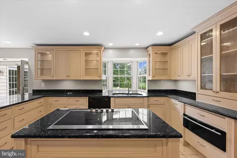 Kitchen - 17017 Spates Hill Rd, Poolesville, MD 20837 photo 5 of 7