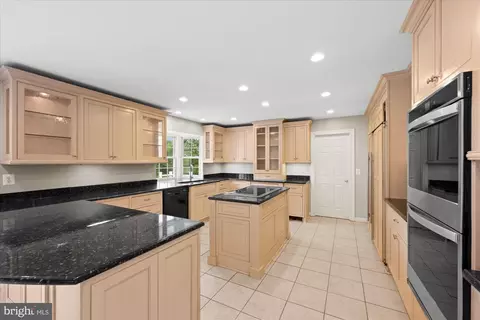 Kitchen - 17017 Spates Hill Rd, Poolesville, MD 20837 photo 4 of 7