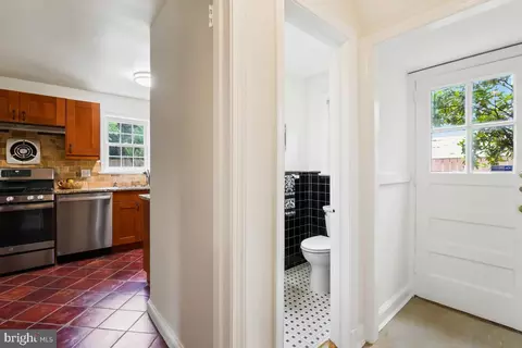 Entry Way - 1908 Everest St, Silver Spring, MD 20902 photo 2 of 4
