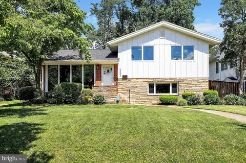 9803 Holmhurst Rd, Bethesda, MD 20817