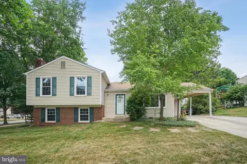 10 Defoe Ct, Rockville, MD 20850
