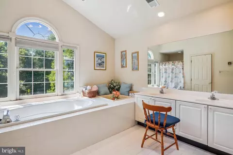 Bath - 15040 Notley Rd, Silver Spring, MD 20905 photo 3 of 4