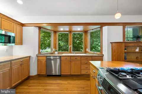 Kitchen - 601 Ellsworth Dr, Silver Spring, MD 20910 photo 6 of 8