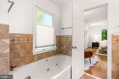 Entry Way - 601 Ellsworth Dr, Silver Spring, MD 20910 photo 2 of 3