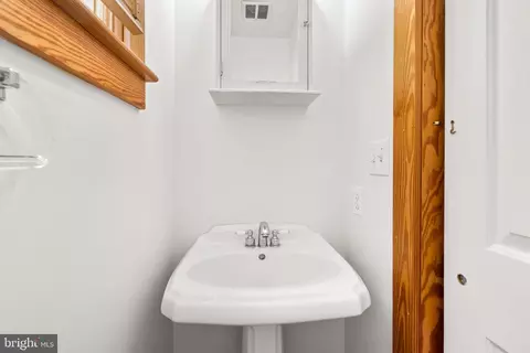 Bath - 601 Ellsworth Dr, Silver Spring, MD 20910 photo 1 of 3