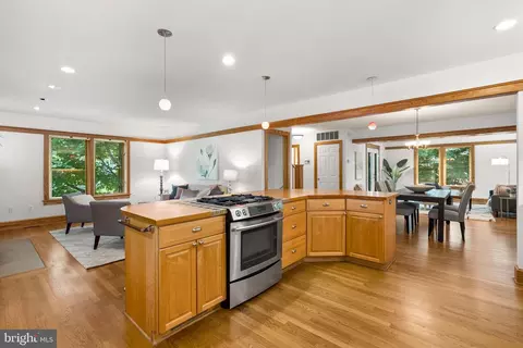 Kitchen - 601 Ellsworth Dr, Silver Spring, MD 20910 photo 4 of 8