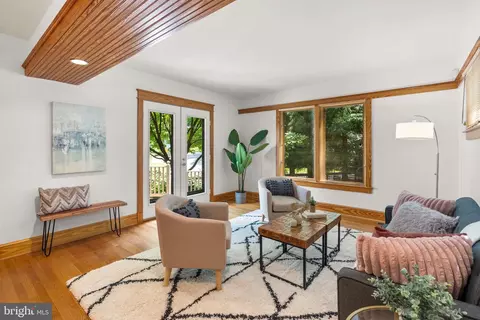 Living - 601 Ellsworth Dr, Silver Spring, MD 20910 photo 2 of 4