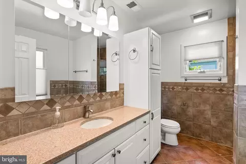 Bath - 601 Ellsworth Dr, Silver Spring, MD 20910 photo 2 of 3