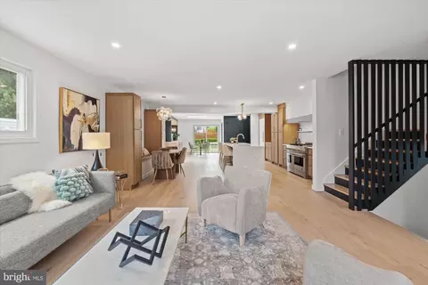 9911 Holmhurst Rd, Bethesda, MD 20817