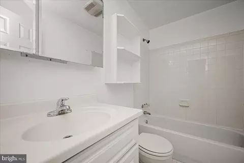 Bath - 806 Lindsey Manor Ln, Silver Spring, MD 20905 photo 7 of 7