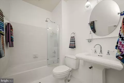 Bath - 806 Lindsey Manor Ln, Silver Spring, MD 20905 photo 1 of 7
