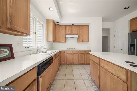 Kitchen - 806 Lindsey Manor Ln, Silver Spring, MD 20905 photo 5 of 9