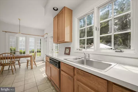 Kitchen - 806 Lindsey Manor Ln, Silver Spring, MD 20905 photo 3 of 9