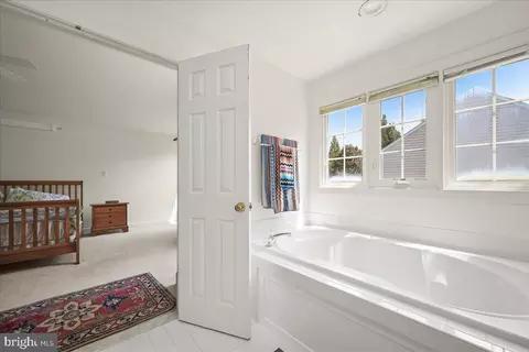 Bath - 806 Lindsey Manor Ln, Silver Spring, MD 20905 photo 6 of 7
