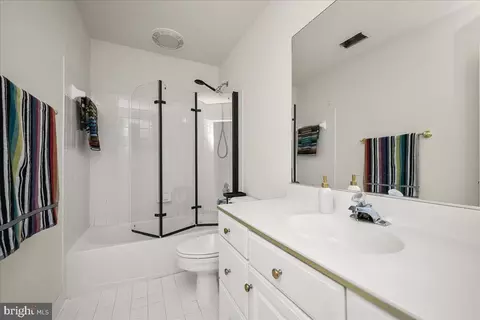 Bath - 806 Lindsey Manor Ln, Silver Spring, MD 20905 photo 2 of 7