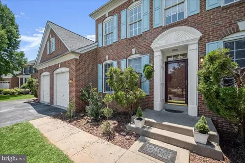 Exterior - 806 Lindsey Manor Ln, Silver Spring, MD 20905 photo 2 of 15