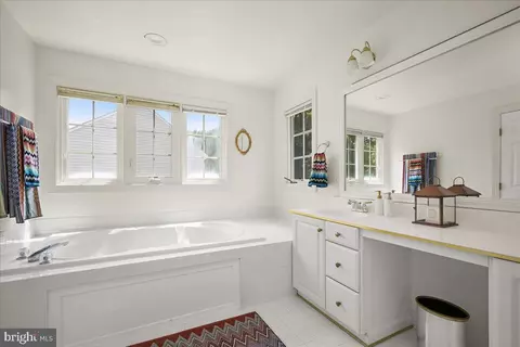 Bath - 806 Lindsey Manor Ln, Silver Spring, MD 20905 photo 4 of 7