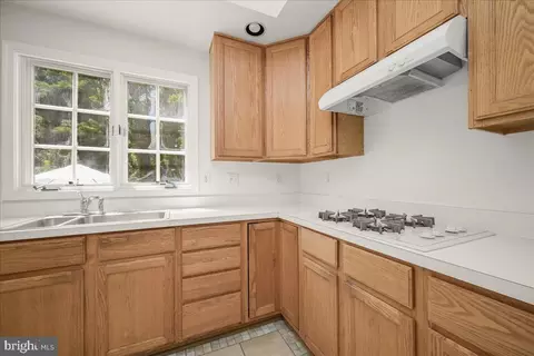 Kitchen - 806 Lindsey Manor Ln, Silver Spring, MD 20905 photo 2 of 9