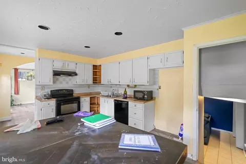 Kitchen - 3715 Kenway St, Silver Spring, MD 20906 photo 2 of 2