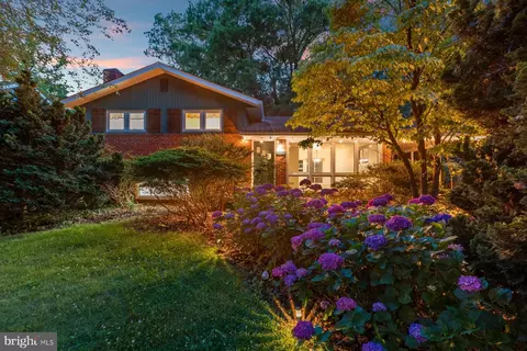 9706 Brixton Ln, Bethesda, MD 20817