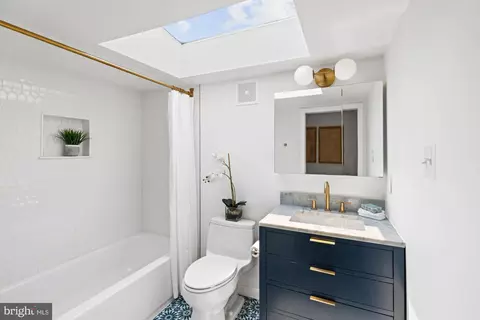 Bath - 12 Wellesley Cir, Glen Echo, MD 20812 photo 2 of 2