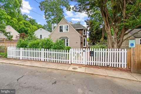 Exterior - 12 Wellesley Cir, Glen Echo, MD 20812 photo 1 of 11